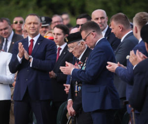 Prezydent RP Karol Nawrocki i pierwsza dama Marta Nawrocka podczas polowej mszy świętej na Polskim Cmentarzu Wojennym pod Monte Cassino
