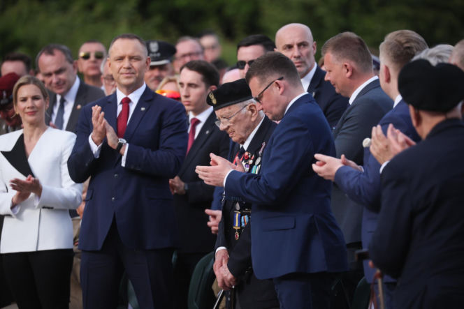 Prezydent RP Karol Nawrocki i pierwsza dama Marta Nawrocka podczas polowej mszy świętej na Polskim Cmentarzu Wojennym pod Monte Cassino