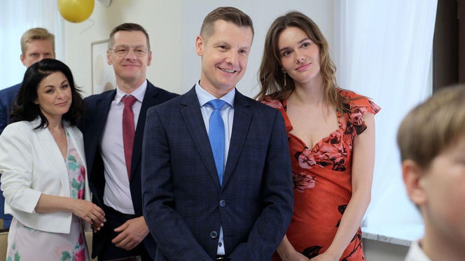 M jak miłość odc. 1890. Franka (Dominika Kachlik), Paweł (Rafał Mroczek), Kinga (Katarzyna Cichopek), Piotrek (Marcin Mroczek)