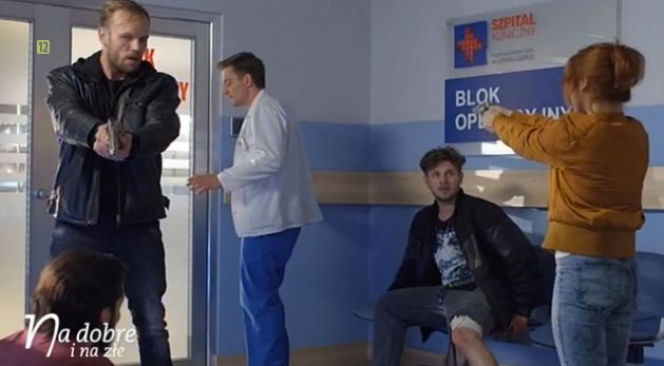 Na dobre i na złe odc. 641. Przemek Zapała (Marcin Rogacewicz), Lidka (Angelika Kujawiak), Czarny (Maciej Mikołajczyk), Misiek (Antoni Królikowski)