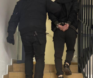 Spalone zwłoki w studzience ciepłowniczej. Matka i syn aresztowani