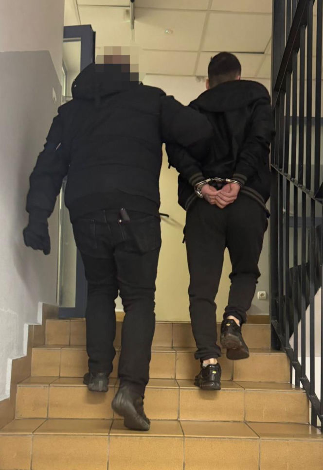 Spalone zwłoki w studzience ciepłowniczej. Matka i syn aresztowani