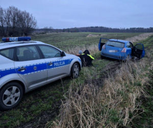 Policyjny pościg zakończył się w błocie. Kierowca fiata miał sporo na sumieniu
