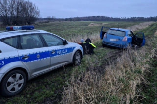 Policyjny pościg zakończył się w błocie. Kierowca fiata miał sporo na sumieniu