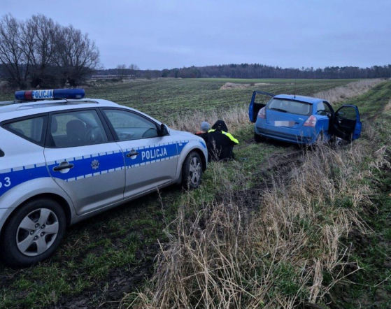 Policyjny pościg zakończył się w błocie. Kierowca fiata miał sporo na sumieniu