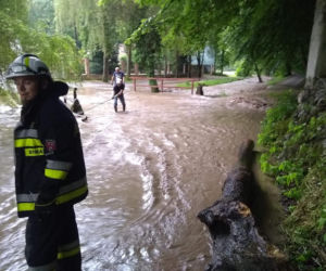 POTĘŻNE Nawałnice w Małopolsce. Woda PORWAŁA SAMOCHÓD! [ZDJĘCIA]