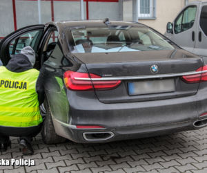 Naćpany i poszukiwany uciekał policji kradzionym drogim BMW