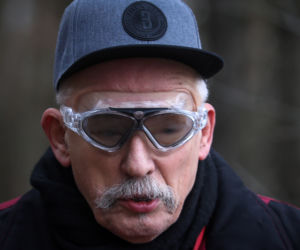 Jeździ na rowerze w okularach do pływania