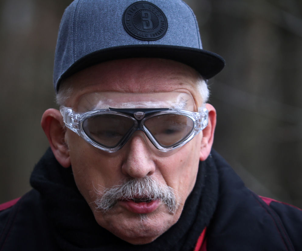 Jeździ na rowerze w okularach do pływania