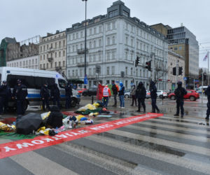 Ludzie leżą na ulicy w centrum Warszawy