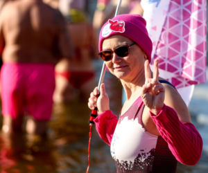 Różowe morsowanie idealne na pomaganie. Trzy Stawy opanowali amatorzy zimnych kąpieli