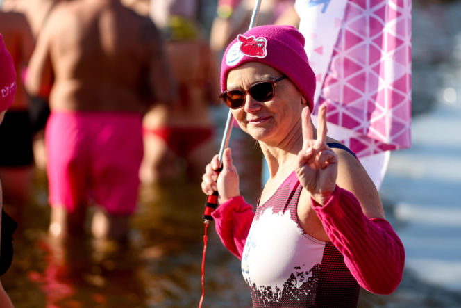 Różowe morsowanie idealne na pomaganie. Trzy Stawy opanowali amatorzy zimnych kąpieli