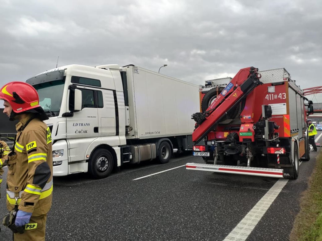 Wypadek na autostradzie A1. Kierowca osobówki zmiażdżony przez TIRy