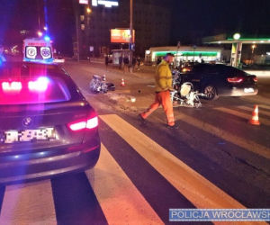 O krok od tragedii we Wrocławiu. Honda wjechała w maszynę do malowania pasów