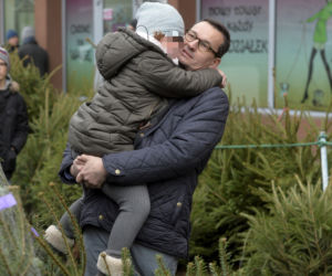 Mateusz Morawiecki. Dzieci pomogły wybrać premierowi choinkę