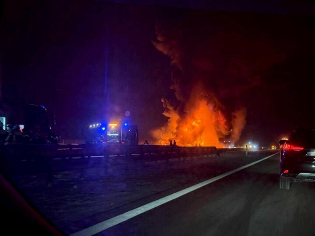Łódzkie. Pożar samochodu ciężarowego na A2 [ZDJĘCIA].