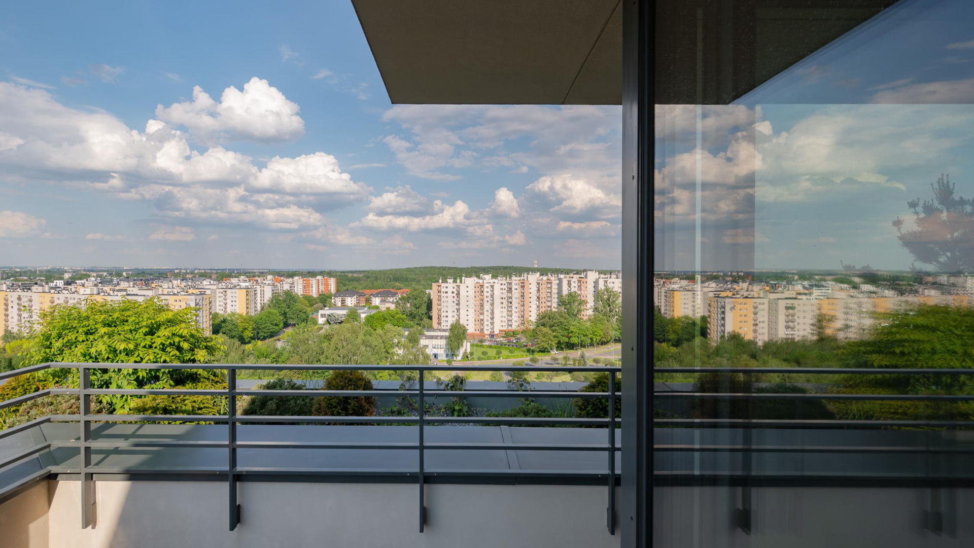 Damrota Garden - apartamentowiec w Katowicach z drzewami na fasadzie i dachu - czerwiec 2026