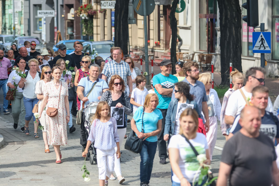 Biały Marsz dla Kamilka. Mieszkańcy Częstochowy przynieśli białe róże