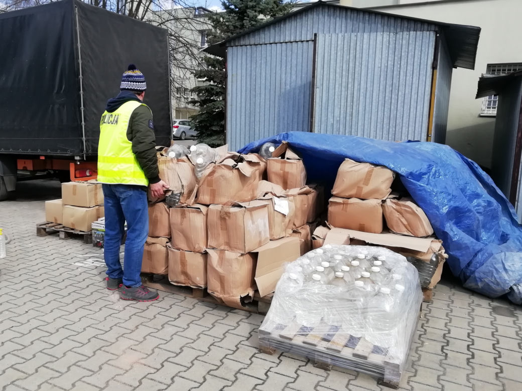 Ponad 3600 litrów nielegalnego alkoholu przekazane do zgierskiego szpitala