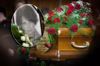 Pogrzeb Jadwigi Kaczyńskiej odbył się w srogą zimę. Matkę prezesa żegnały tysiące ludzi i kilku księży, w tym ojciec Rydzyk