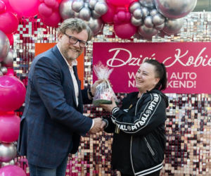 Zgarnęła nowiutkie auto na weekend! Tak Lubin świętował Dzień Kobiet. A wystawa Kolorowe Samochody trwa dalej!