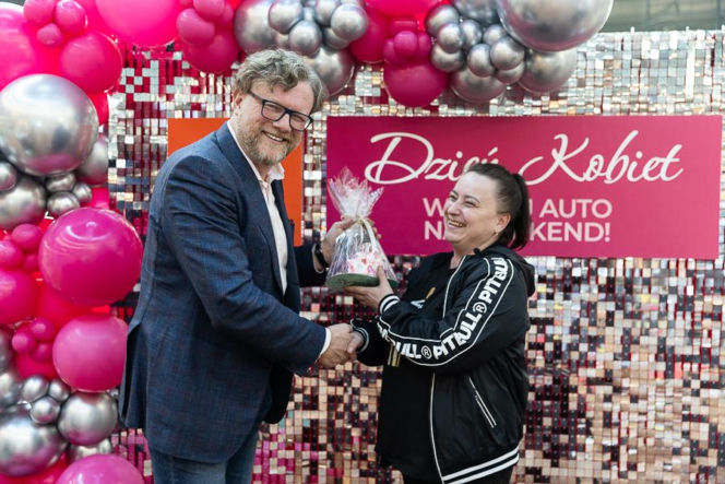 Zgarnęła nowiutkie auto na weekend! Tak Lubin świętował Dzień Kobiet. A wystawa Kolorowe Samochody trwa dalej!