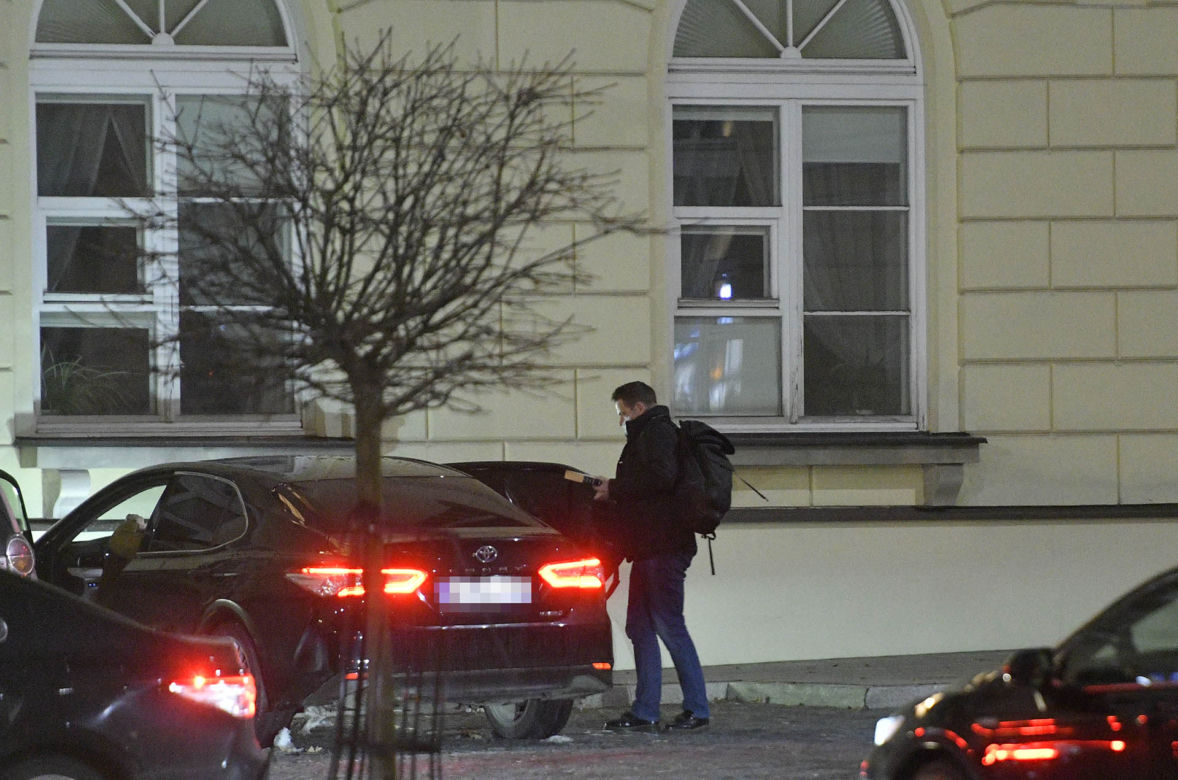 - Na imprezę urodzinową nie wyruszam - zastrzegał Rafał Trzaskowski odjeżdżając o zmroku z ratusza