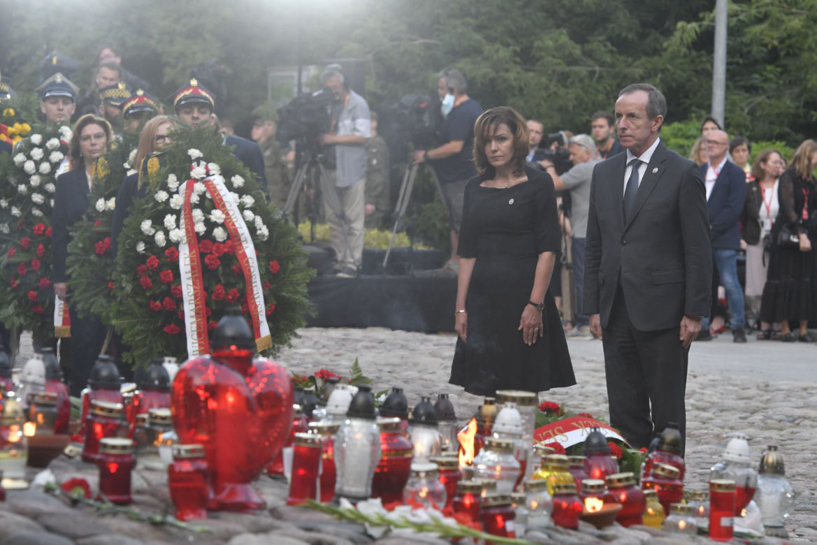 Długa ceremonia składania wieńców 