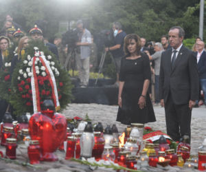 77. rocznica Powstania Warszawskiego. Wanda Traczyk Stawska przy pomniku Poległym Niepokonanym.
