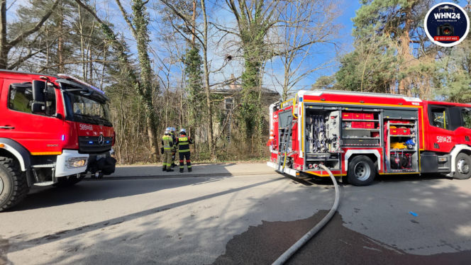 Wielki pożar zabytkowej willi pod Warszawą. Trwa akcja strażaków