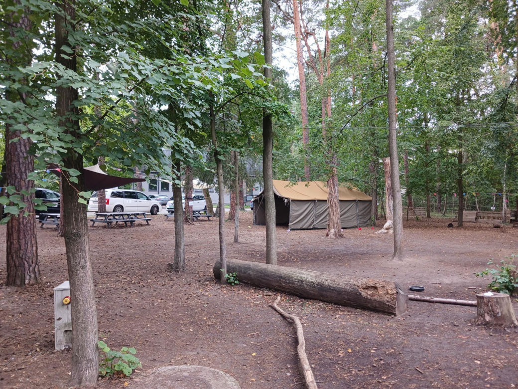 Dzieci w Sękocinie Starym ucza się pod chmurką
