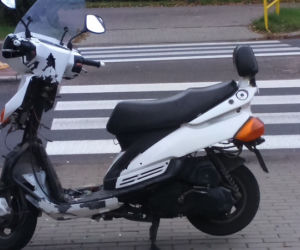 Toruń: Kierowca skutera spowodował KOLIZJĘ. Trafił do szpitala i zarobił mandat