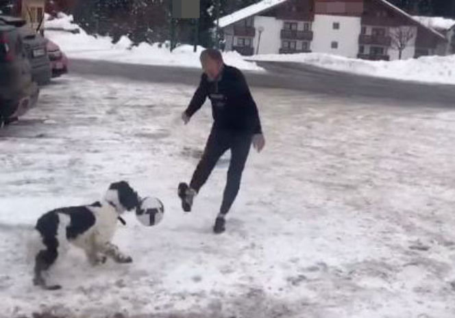 DONALD TUSK, PIES PIŁKA