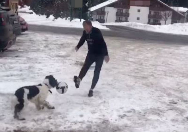 DONALD TUSK, PIES PIŁKA