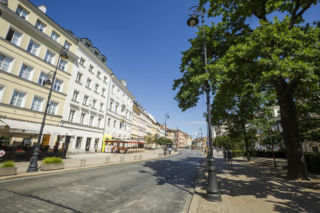 Warszawa dawniej i dziś. Krakowskie Przedmieście 55. Przed wojną ten gmach zachwycał przepychem, dziś jest tylko cieniem dawnej chwały