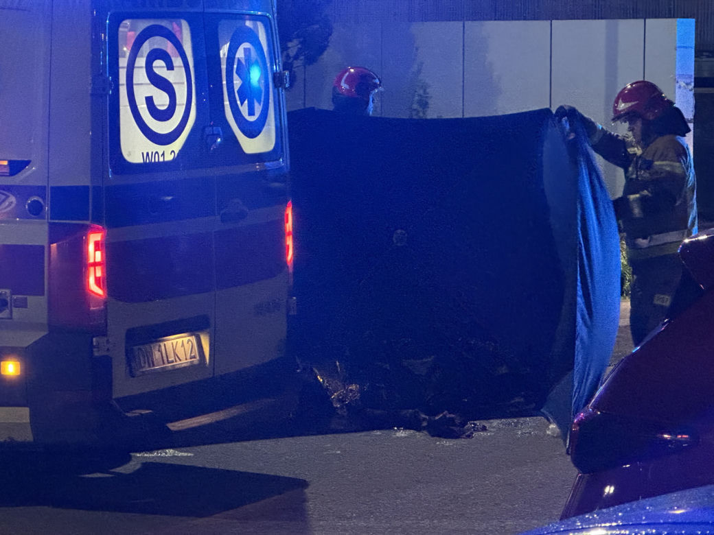 Makabra we Włochach. Kierowca bmw przejechał pieszą