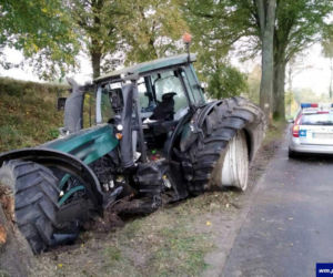 20-latek rąbnął potężnym ciągnikiem rolnicznym w drzewo i wpadł do rowu