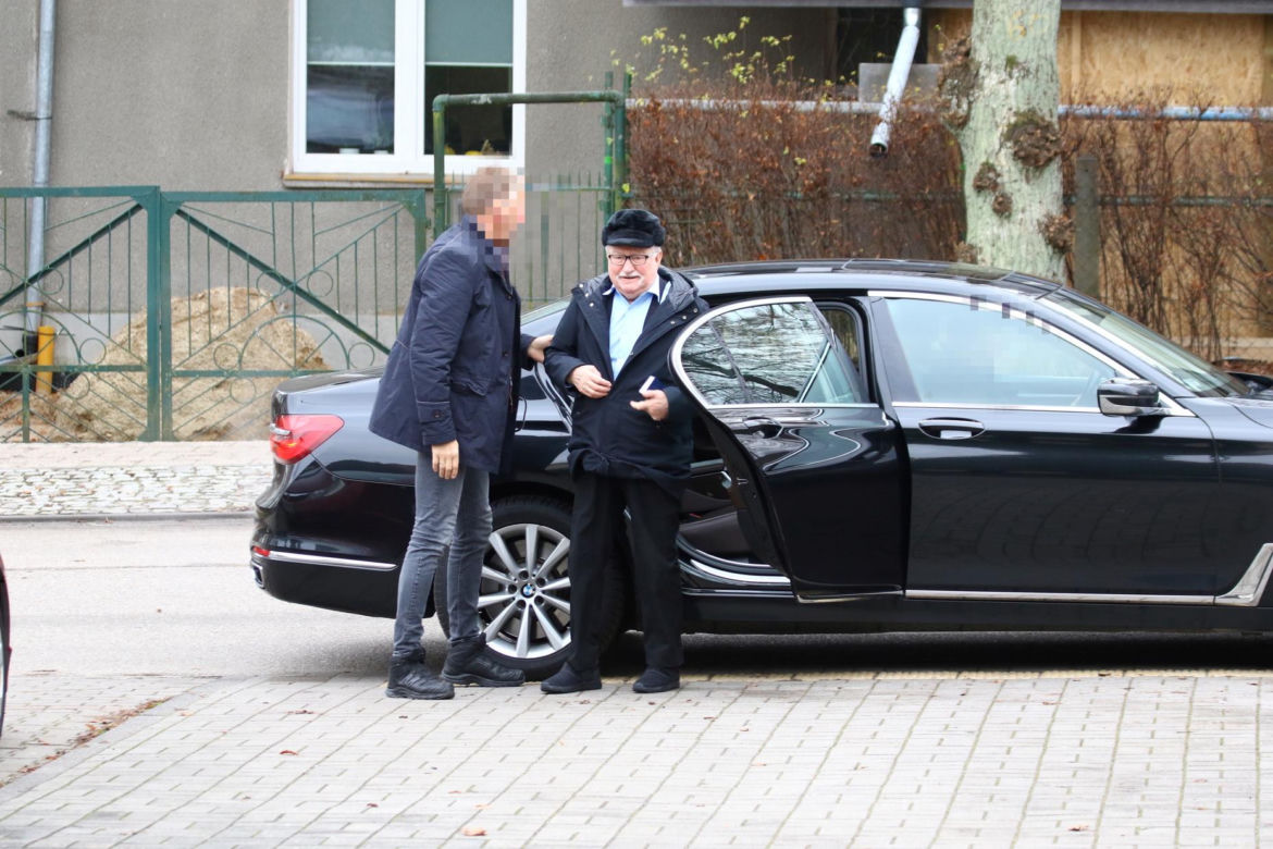 Lech Wałęsa zupełnie sam w pustym kościele. Pojechał się pomodlić tuż przed świętami