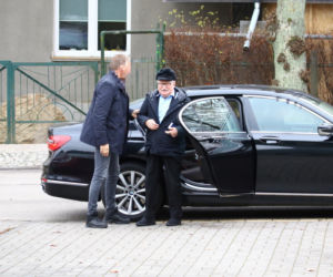 Lech Wałęsa zupełnie sam w pustym kościele. Pojechał się pomodlić tuż przed świętami