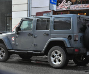 Lara Gessler wozi się w firance