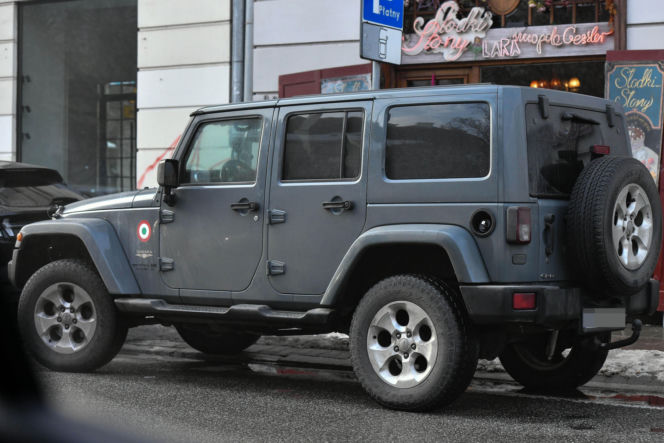 Lara Gessler wozi się w firance