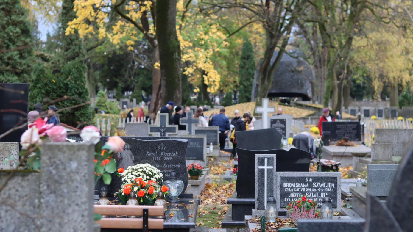 Tak mieszkańcy odwiedzają groby zmarłych. Tłumy na najstarszym cmentarzu w Lublinie