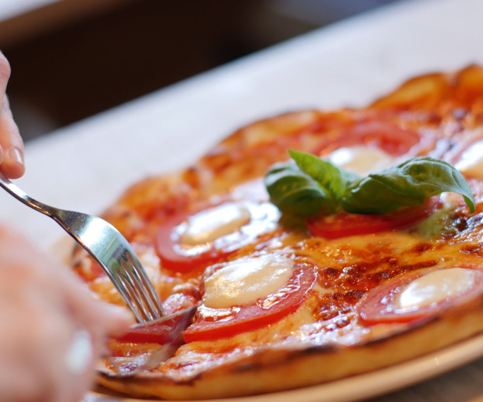 24-latka przysiadała się do klientów restauracji i ich okradała