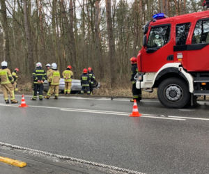 Policyjny pościg za BMW w Wesołej. Auto dachowało