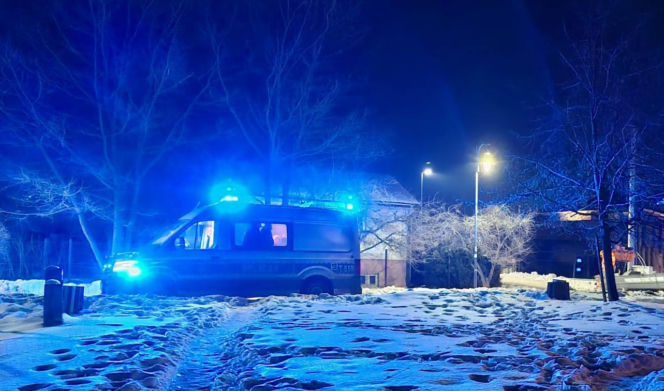 Auto na zamarzniętym Jezioraku