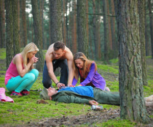 Pierwsza miłość. Asia (Paulina Gałązka), Jowita (Joanna Opozda), Radek (Mateusz Banasiuk), Zygmunt