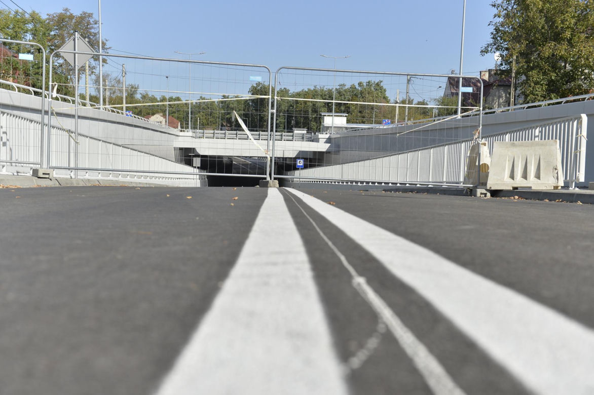 Mieli otwierać tunel w Sulejówku, wyszła klapa. Drogowcy będą musieli zrywać nowy asfalt	