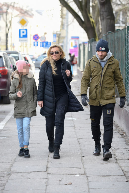 Martyna Wojciechowska z córeczką i z Przemkiem Kossakowski na spacerze