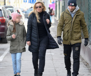 Martyna Wojciechowska z córeczką i z Przemkiem Kossakowski na spacerze