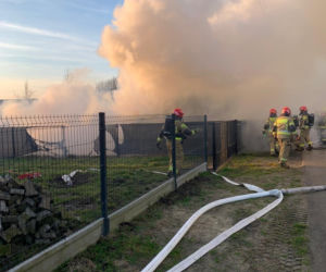 Pożar domu w Wielkiej Wsi. Jedna osoba poszkodowana, gmina organizuje pomoc przed świetami